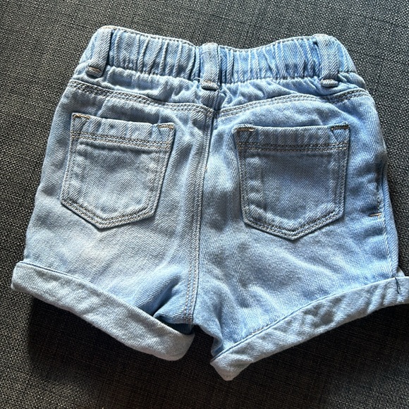 Gap denim shorts size 18-24 months - Picture 3 of 3